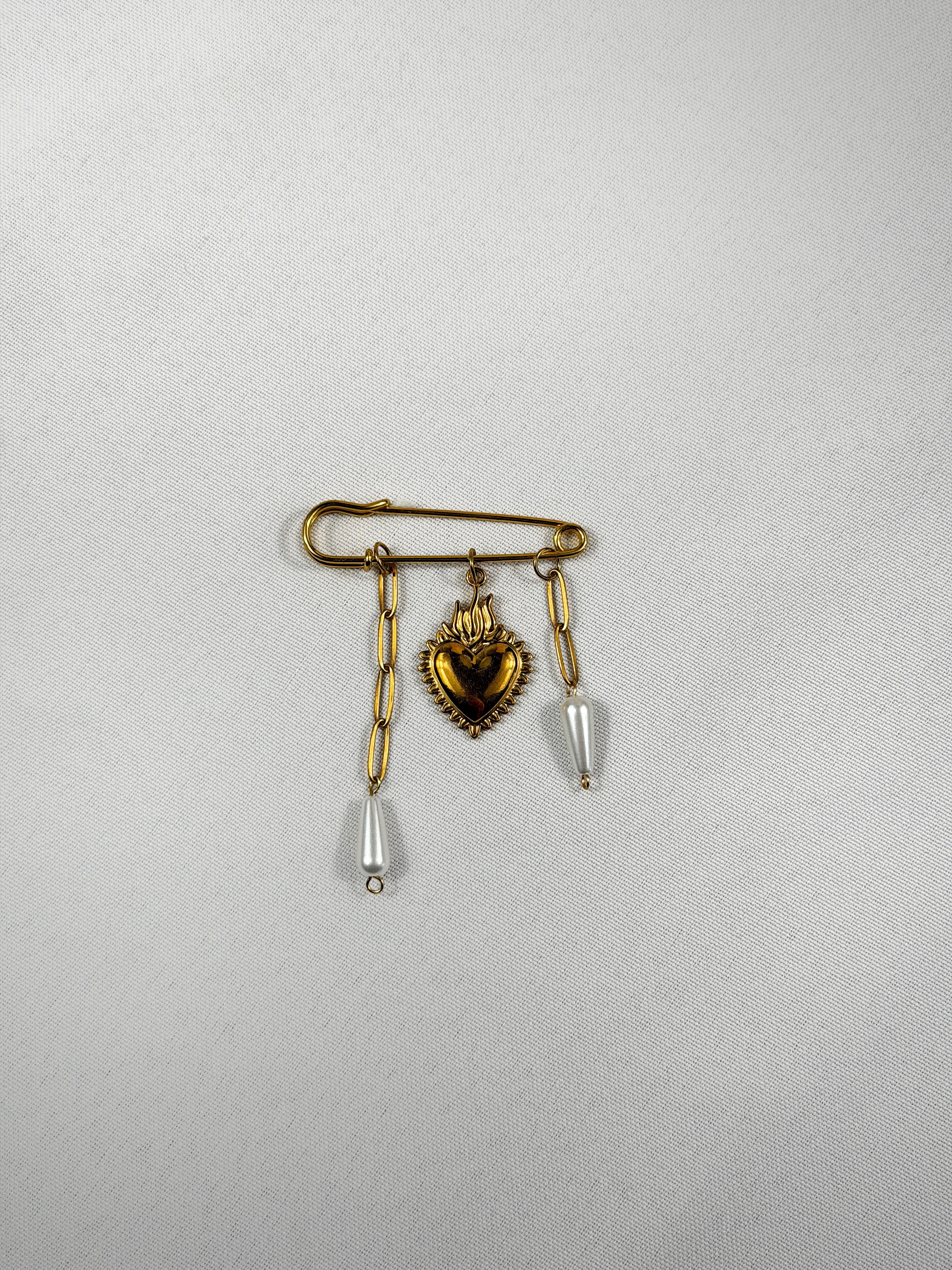 Broche doré