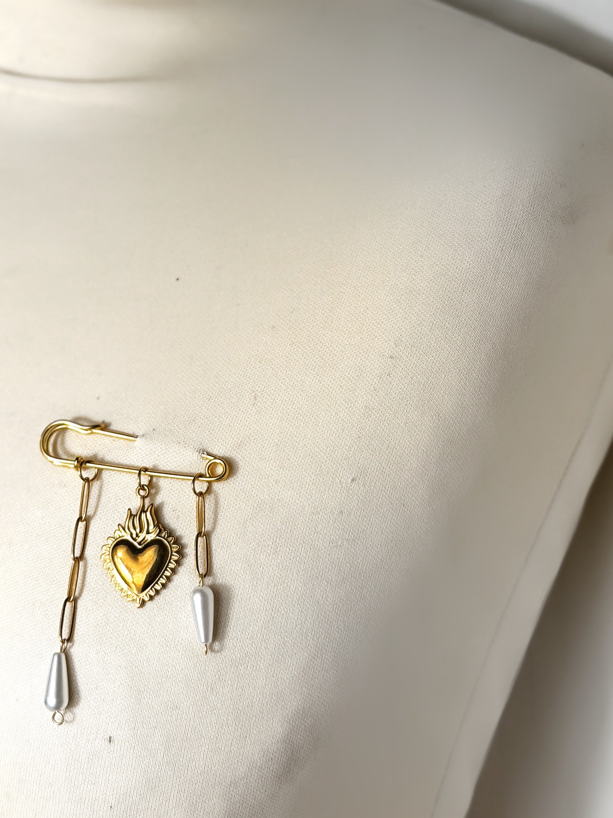 Broche doré